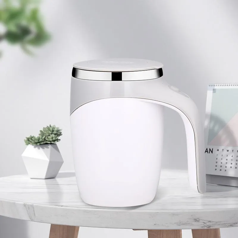 Automatic stirring coffee cup for easy use