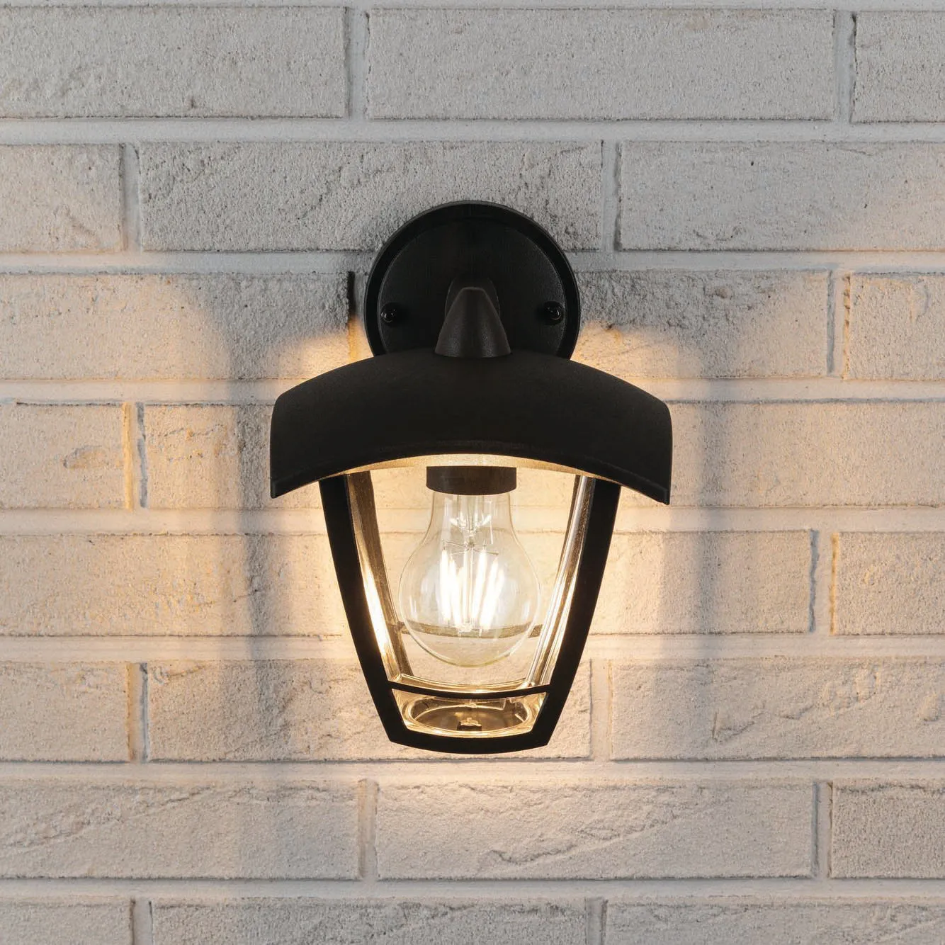 Outdoor Classic 12W LED Wall Light in Black