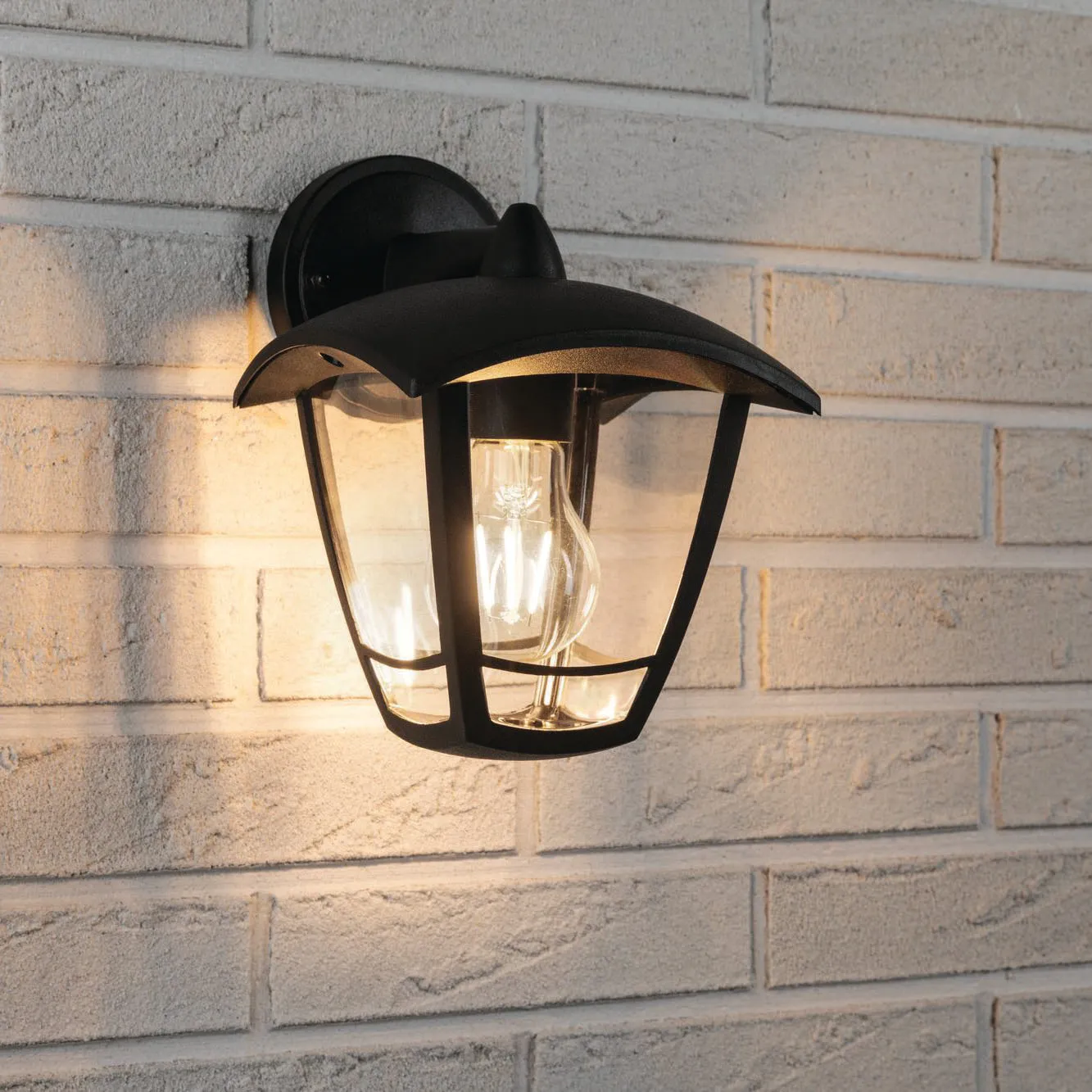 Outdoor Classic 12W LED Wall Light in Black